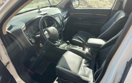 Mitsubishi Outlander III рестайлинг 3, 2017 год, 1 950 000 рублей, 8 фотография