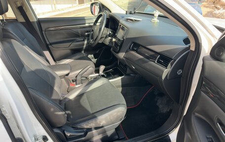 Mitsubishi Outlander III рестайлинг 3, 2017 год, 1 950 000 рублей, 3 фотография