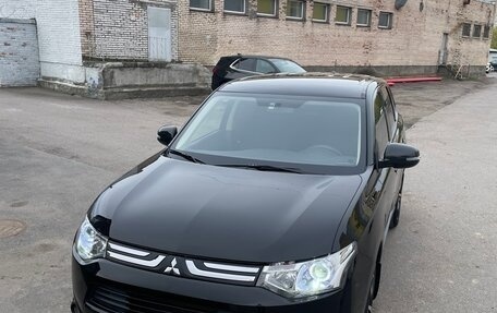 Mitsubishi Outlander III рестайлинг 3, 2012 год, 1 475 000 рублей, 2 фотография