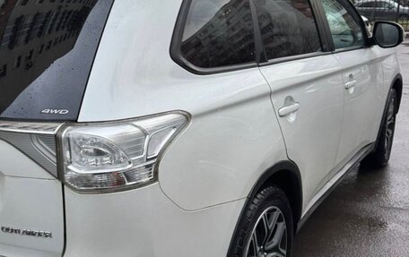 Mitsubishi Outlander III рестайлинг 3, 2014 год, 1 480 000 рублей, 2 фотография