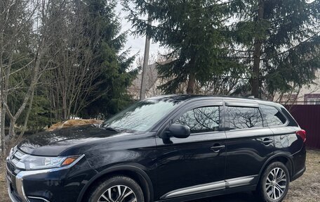 Mitsubishi Outlander III рестайлинг 3, 2017 год, 1 950 000 рублей, 2 фотография