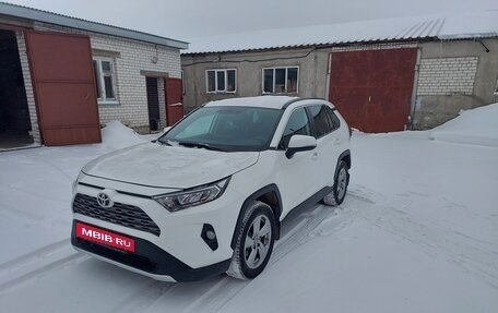 Toyota RAV4, 2020 год, 2 650 000 рублей, 5 фотография