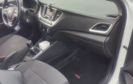 Hyundai Solaris II рестайлинг, 2018 год, 1 300 000 рублей, 17 фотография