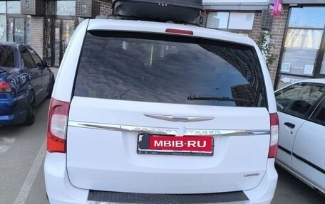 Chrysler Voyager IV, 2015 год, 2 200 000 рублей, 2 фотография