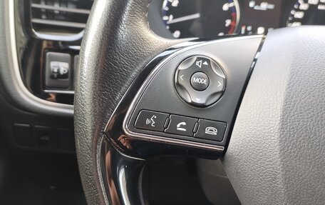 Mitsubishi Outlander III рестайлинг 3, 2018 год, 1 890 000 рублей, 13 фотография