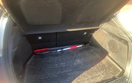 Toyota C-HR I рестайлинг, 2020 год, 3 000 000 рублей, 9 фотография