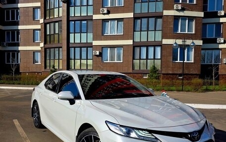 Toyota Camry, 2022 год, 3 870 000 рублей, 1 фотография