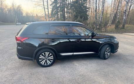 Mitsubishi Outlander III рестайлинг 3, 2021 год, 2 480 000 рублей, 5 фотография