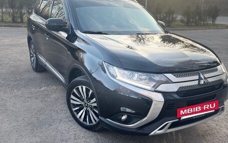 Mitsubishi Outlander III рестайлинг 3, 2021 год, 2 480 000 рублей, 4 фотография