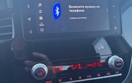 Mitsubishi Outlander III рестайлинг 3, 2021 год, 2 480 000 рублей, 14 фотография