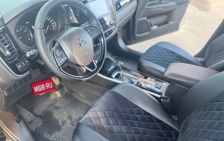 Mitsubishi Outlander III рестайлинг 3, 2021 год, 2 480 000 рублей, 10 фотография