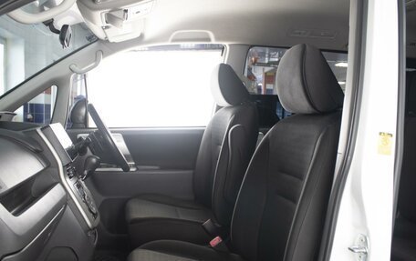 Toyota Voxy II, 2010 год, 1 310 000 рублей, 9 фотография