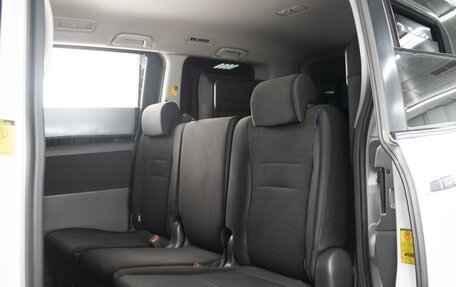 Toyota Voxy II, 2010 год, 1 310 000 рублей, 8 фотография