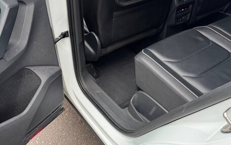 Volkswagen Tiguan II, 2018 год, 3 000 000 рублей, 21 фотография