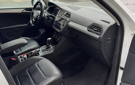 Volkswagen Tiguan II, 2018 год, 3 000 000 рублей, 28 фотография