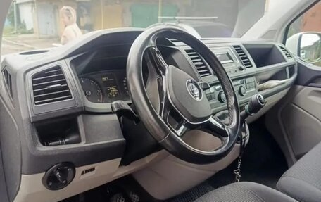 Volkswagen Caravelle T6 рестайлинг, 2016 год, 1 400 000 рублей, 10 фотография