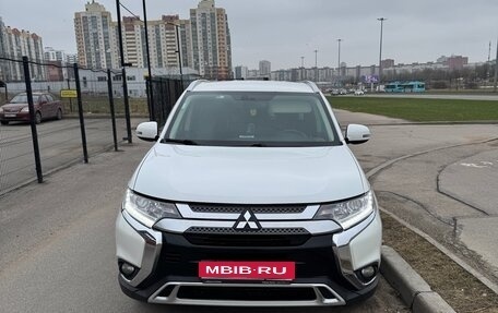 Mitsubishi Outlander III рестайлинг 3, 2020 год, 1 944 000 рублей, 1 фотография
