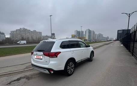 Mitsubishi Outlander III рестайлинг 3, 2020 год, 1 944 000 рублей, 3 фотография