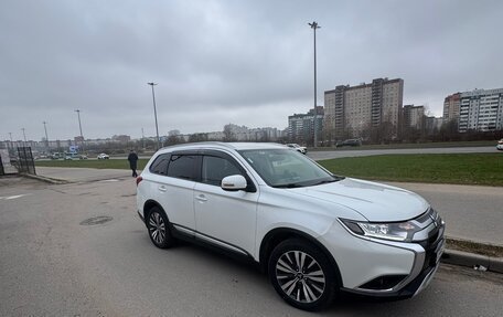 Mitsubishi Outlander III рестайлинг 3, 2020 год, 1 944 000 рублей, 4 фотография