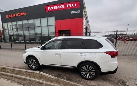 Mitsubishi Outlander III рестайлинг 3, 2020 год, 1 944 000 рублей, 5 фотография