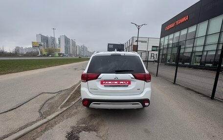 Mitsubishi Outlander III рестайлинг 3, 2020 год, 1 944 000 рублей, 2 фотография