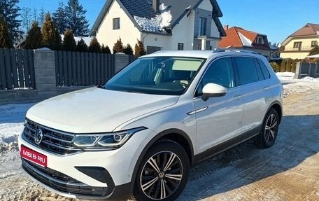Volkswagen Tiguan II, 2021 год, 2 640 000 рублей, 1 фотография