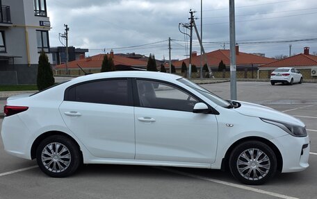 KIA Rio IV, 2018 год, 890 000 рублей, 3 фотография