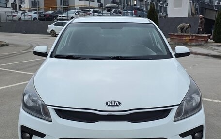 KIA Rio IV, 2018 год, 890 000 рублей, 2 фотография