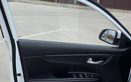 KIA Rio IV, 2018 год, 890 000 рублей, 18 фотография