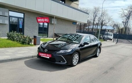 Toyota Camry, 2021 год, 1 890 000 рублей, 2 фотография