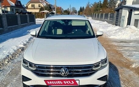 Volkswagen Tiguan II, 2021 год, 2 640 000 рублей, 3 фотография
