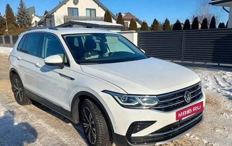 Volkswagen Tiguan II, 2021 год, 2 640 000 рублей, 2 фотография