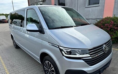 Volkswagen Caravelle T6 рестайлинг, 2023 год, 3 840 000 рублей, 2 фотография