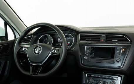 Volkswagen Tiguan II, 2017 год, 2 598 000 рублей, 13 фотография