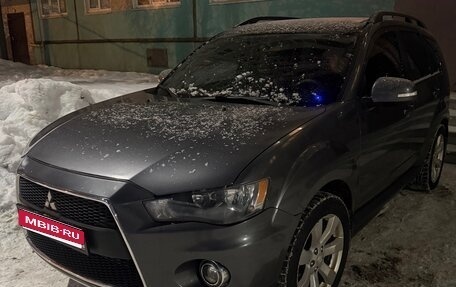 Mitsubishi Outlander III рестайлинг 3, 2011 год, 800 000 рублей, 1 фотография