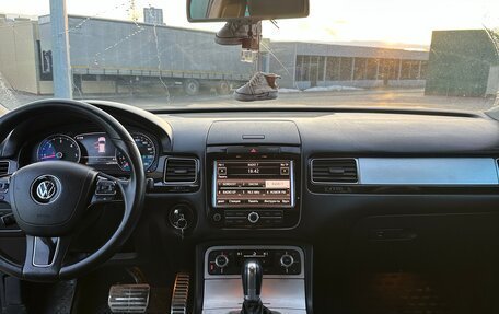 Volkswagen Touareg III, 2011 год, 1 630 000 рублей, 10 фотография