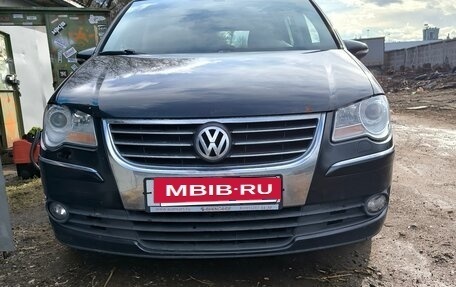 Volkswagen Touran III, 2010 год, 590 000 рублей, 2 фотография