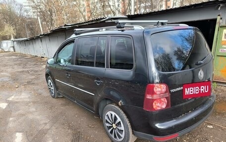 Volkswagen Touran III, 2010 год, 590 000 рублей, 3 фотография