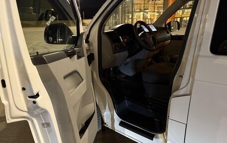 Volkswagen Caravelle T5, 2012 год, 2 100 000 рублей, 18 фотография