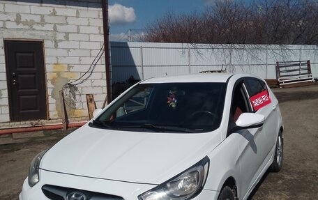 Hyundai Solaris II рестайлинг, 2011 год, 730 000 рублей, 1 фотография