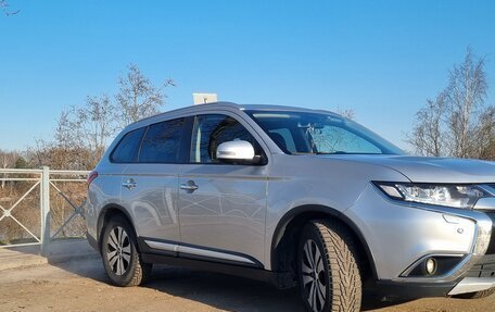 Mitsubishi Outlander III рестайлинг 3, 2018 год, 2 200 000 рублей, 2 фотография