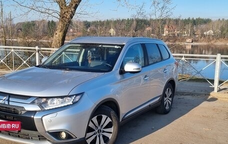 Mitsubishi Outlander III рестайлинг 3, 2018 год, 2 200 000 рублей, 3 фотография