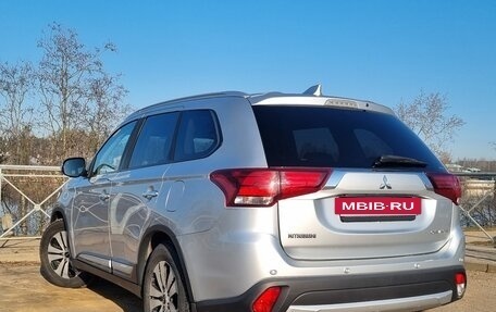 Mitsubishi Outlander III рестайлинг 3, 2018 год, 2 200 000 рублей, 4 фотография