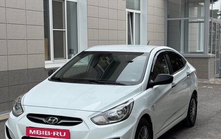 Hyundai Solaris II рестайлинг, 2011 год, 840 000 рублей, 2 фотография