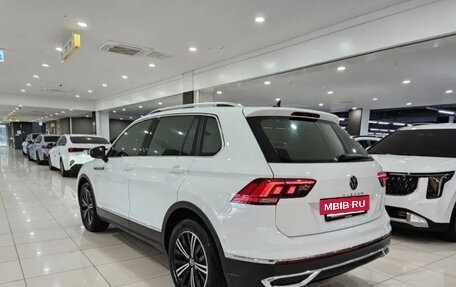 Volkswagen Tiguan II, 2023 год, 3 100 000 рублей, 2 фотография
