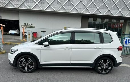 Volkswagen Touran III, 2022 год, 1 830 002 рублей, 3 фотография
