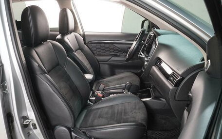 Mitsubishi Outlander III рестайлинг 3, 2021 год, 2 399 000 рублей, 8 фотография