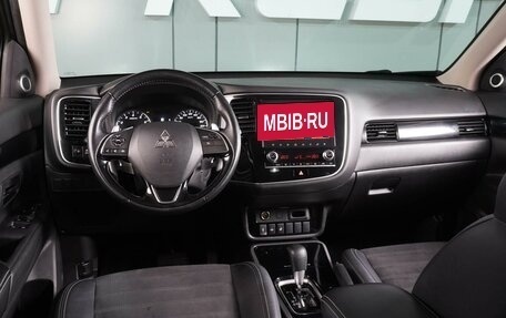 Mitsubishi Outlander III рестайлинг 3, 2021 год, 2 399 000 рублей, 6 фотография