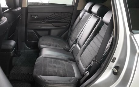 Mitsubishi Outlander III рестайлинг 3, 2021 год, 2 399 000 рублей, 9 фотография