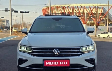 Volkswagen Tiguan II, 2021 год, 2 600 000 рублей, 3 фотография